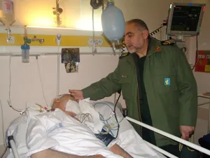 عیادت سردار غلام عسگر کریمیان فرمانده سپاه عاشورا از سید حسن شکوری رزمنده و جانباز دوره دفاع مقدس 
