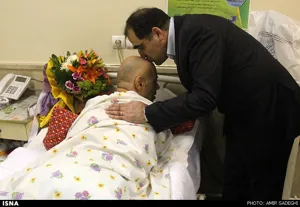 وزیر بهداشت، درمان و آموزش پزشکی از دو جانباز قطع نخاع تبریزی عیادت کرد