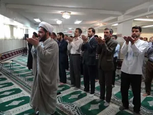 جلسات معنوی تلاوت قرآن و سخنرانی