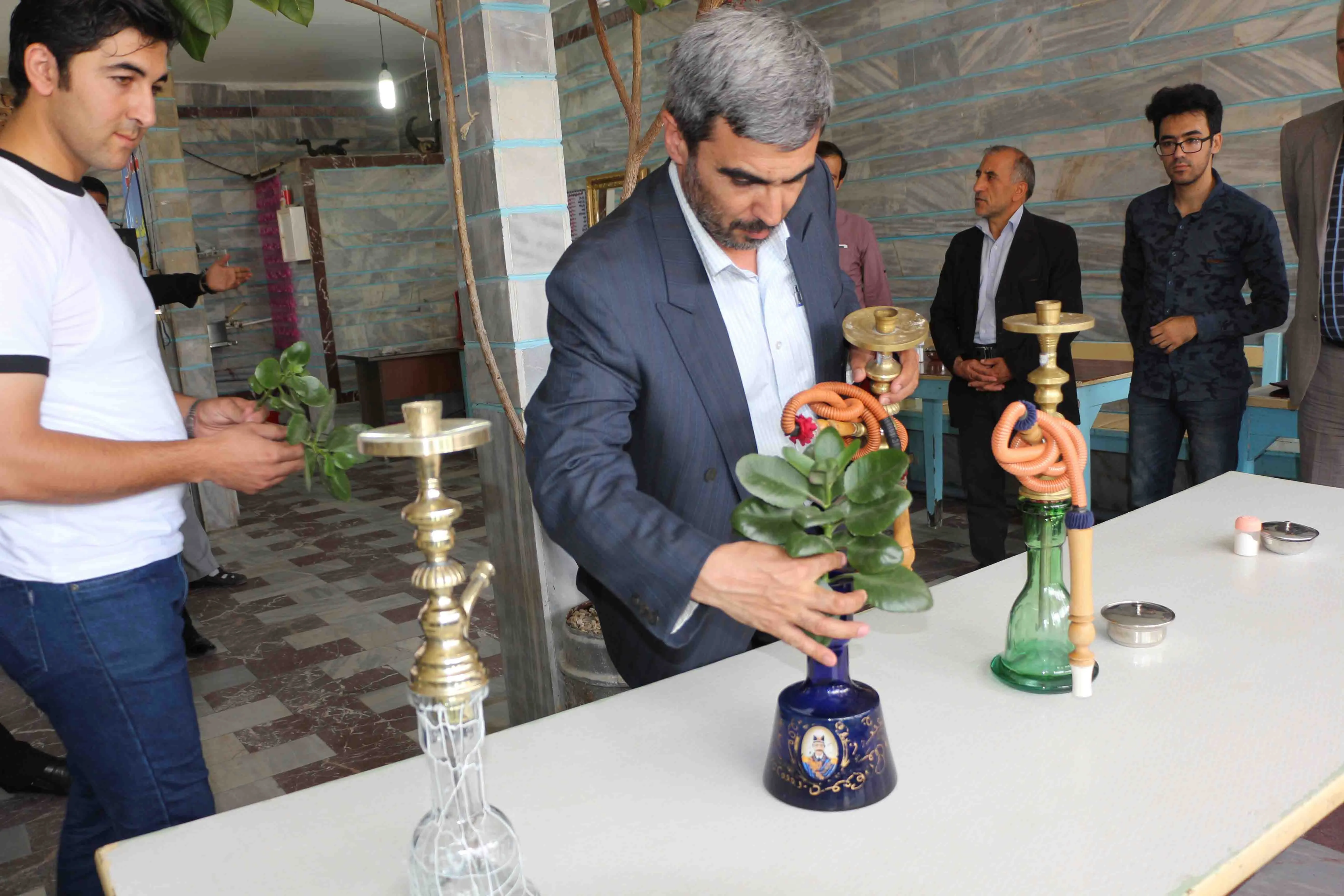 جمع آوری خودجوش قلیان در یکی از قهوه خانه های هشترود 