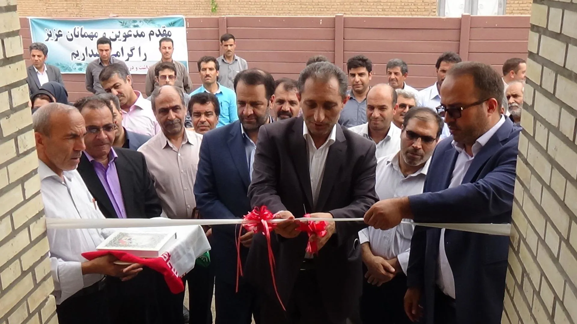 با حضور مهندس راستگو معاون استاندار و فرماندار ویژه شهرستان مرند ساختمان آزمایشگاه مرکز بهداشتی و درمانی کشکسرای افتتاح شد