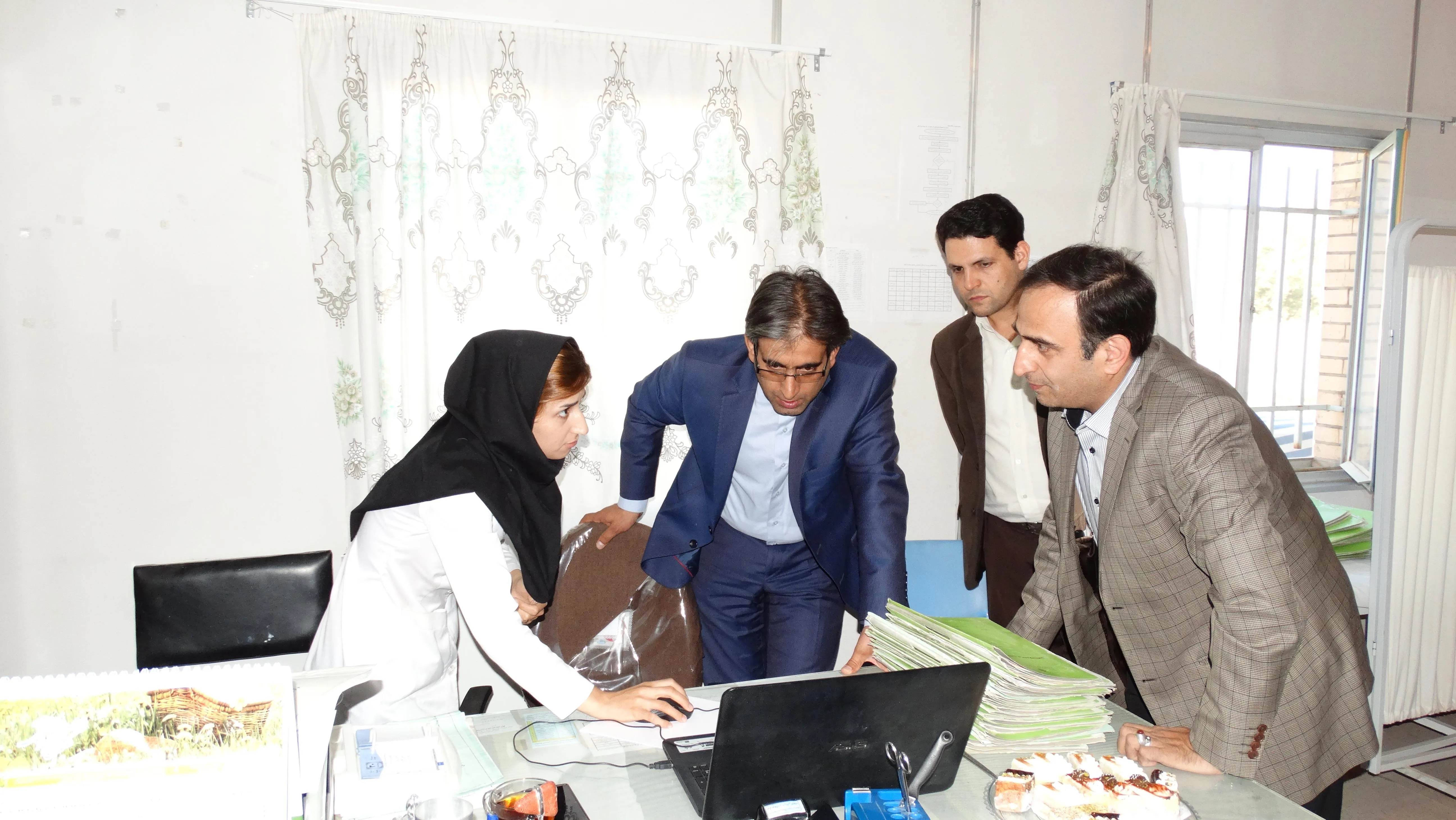 بررسی کیفیت انجام ویزیت پایه الکترونیکی در مراکز سلامت در بازدید فرماندار شهرستان اسکو