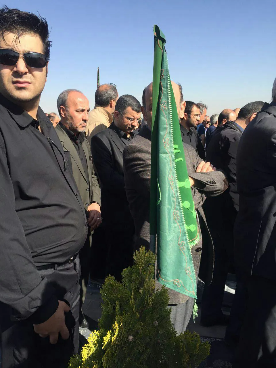 حضور دکتر حریرچی قائم مقام و معاون کل وزارت بهداشت در مراسم تدفین همسر دکتر صلحی