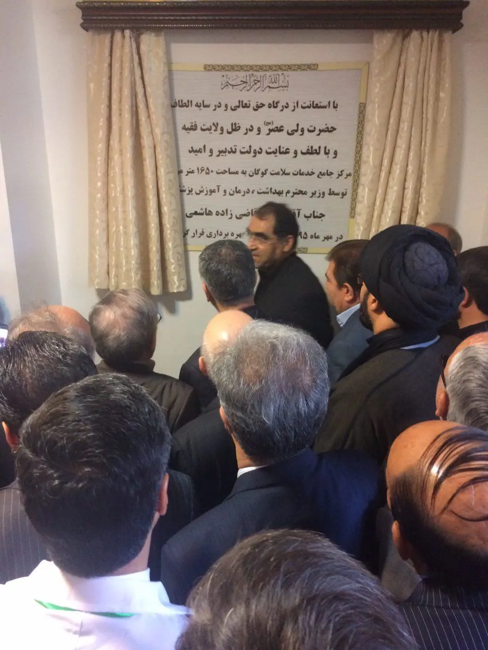 وزیر بهداشت برای افتتاح مرکز جامع خدمات سلامت  وارد گوگان شد