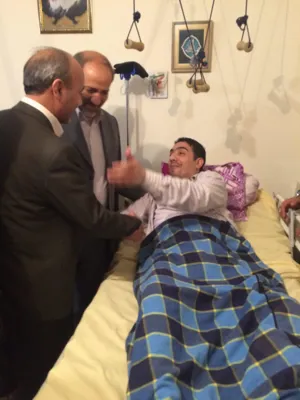معاینه جانباز مدافع حرم حاج صمد فاتح نژاد توسط تیم پزشکی دانشگاه علوم پزشکی تبریز