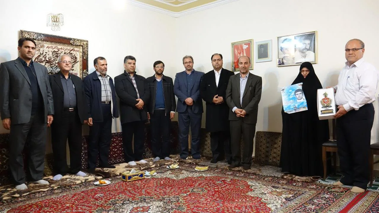 دیدار دکتر صومی از خانواده شهیدان توفیقی 