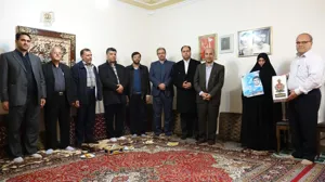 دیدار دکتر صومی از خانواده شهیدان توفیقی 