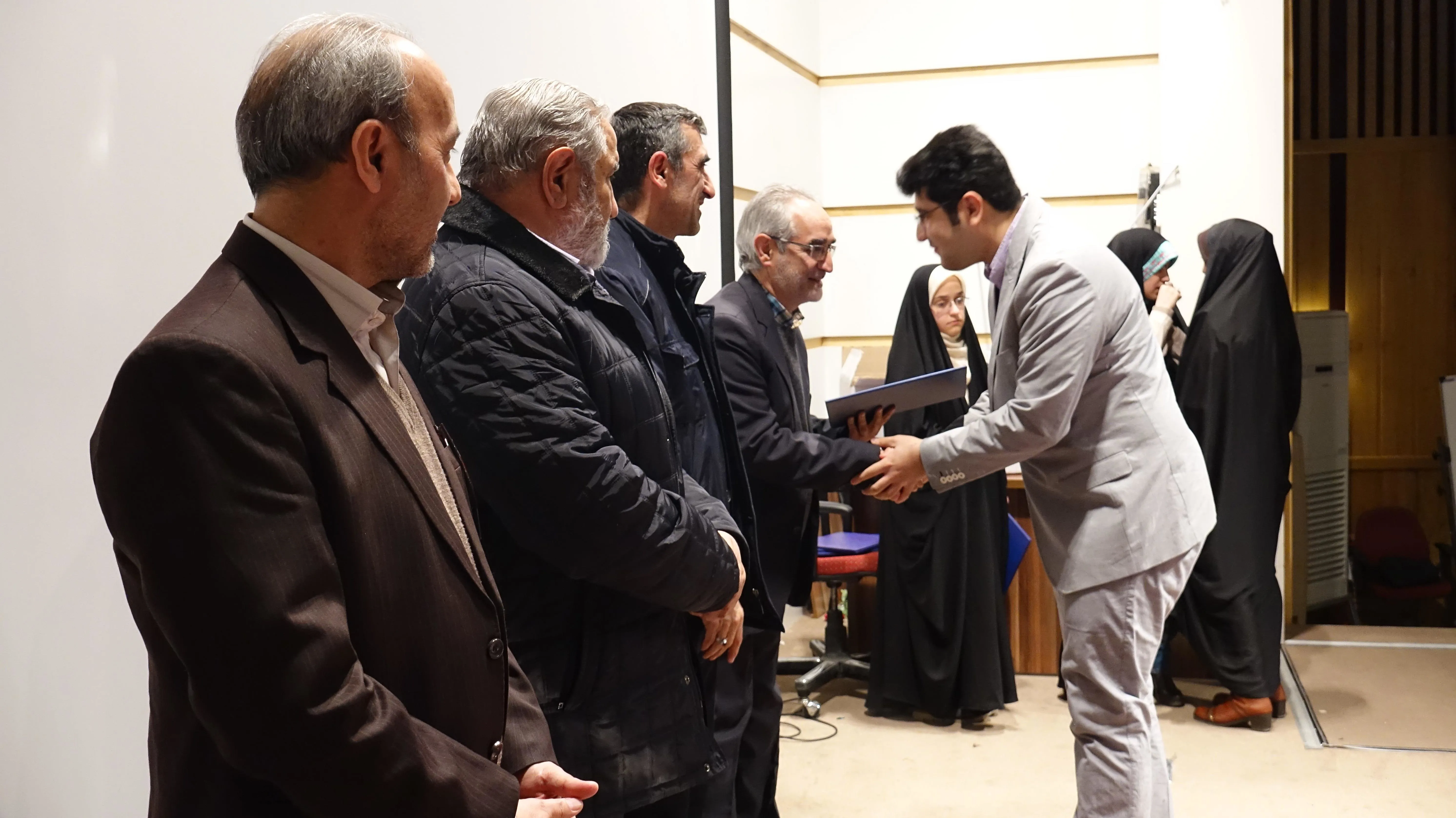 آیین اختتامیه و تجلیل از برگزیدگان مرحله دانشگاهی ، کشوری و ملی بیست و یکمین جشنواره قرآن و عترت دانشگاه برگزار شد