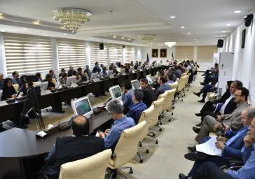 دکتر صومی رئیس دانشگاه با تاکید براینکه هزینه ها باید در سال جاری کاهش یابد گفت: تمهیدات لازم برای صرفه جویی در واحدهای دانشگاه باید دیده شود .