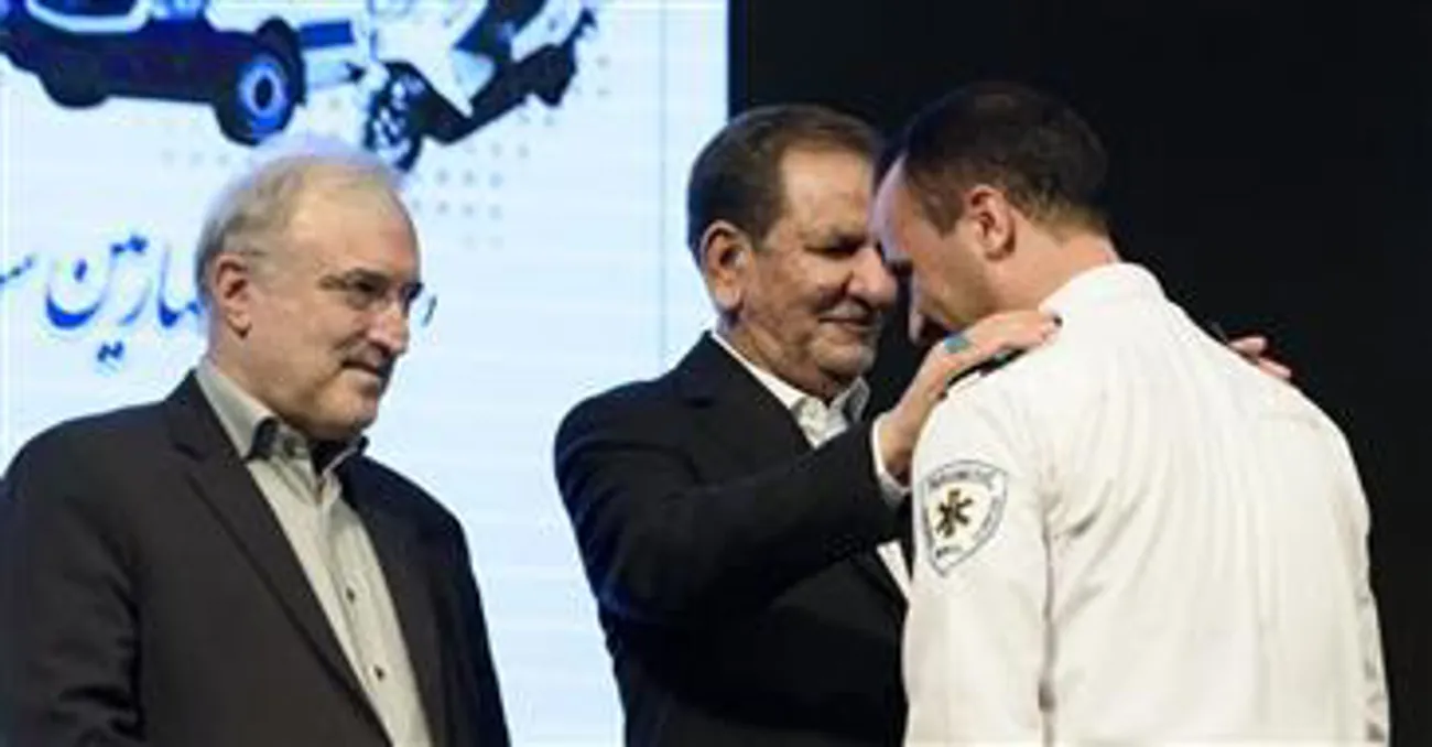 تجلیل از تکنسین اورژانس دانشگاه علوم پزشکی تبریز در مراسم نکوداشت روزملی اورژانس در تهران