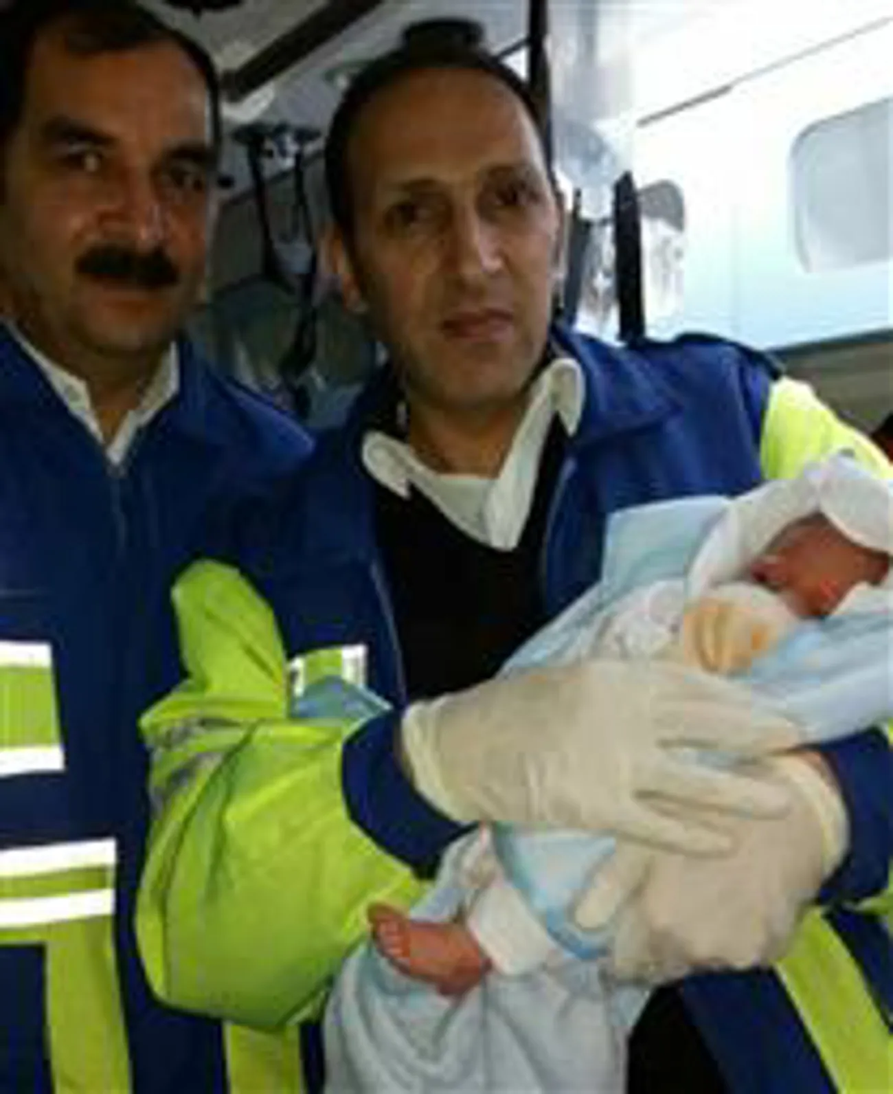 تلاش ۵ ساعته در راههای برفگیر میانه  برای نجات مادر باردار