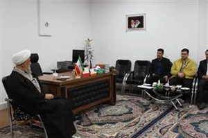 دیدار و گفتگو مدیر شبکه بهداشت ودرمان به همراه  ریاست بیمارستان ، معاون بهداشتی، مسئول حراست ، مدیر  و جمعی از پرسنل  به مناسبت فرا رسیدن  گرامیداشت سالروز ولادت حضرت زینب کبری (س ) و آغاز هفته گرامیداشت مقام پرستار ، با امام جمعه ولایی شهرستان