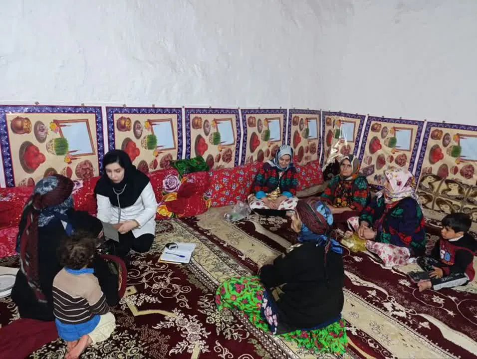 او لبخند خدا را در چشمان مادران می‌بیند