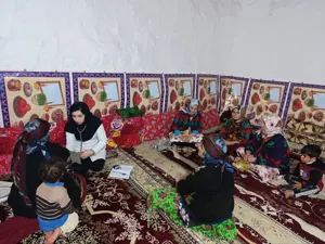 او لبخند خدا را در چشمان مادران می‌بیند