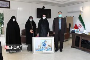 اهدای تابلوی نقاشی «دست های آسمانی» به رئیس دانشگاه علوم پزشکی تبریز + تصاویر