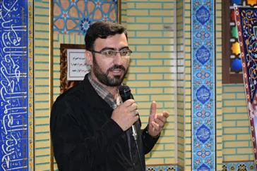 مراسم تجلیل از شاعر اهل بیت، حسن زرنقی در دانشگاه علوم پزشکی تبریز برگزار شد