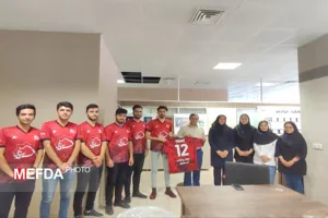 رونمایی از لباس هوادارن تیم تراکتور آذربایجان شرقی در دانشگاه علوم پزشکی تبریز