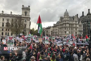 ادامه حمایت های مردمی از ملت مظلوم فلسطین از جلوی ساختمان بی بی سی در لندن تا ناپل ایتالیا+ فیلم