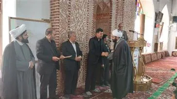 اهداء لوح سپاس به امام جماعت شبکه بهداشت و درمان شهرستان