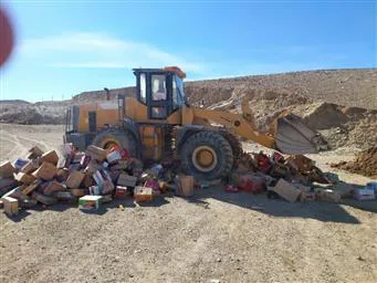 معدوم سازی 3500 کیلوگرم مواد غذائی تاریخ مصرف گذشته در شهرستان عجب شیر