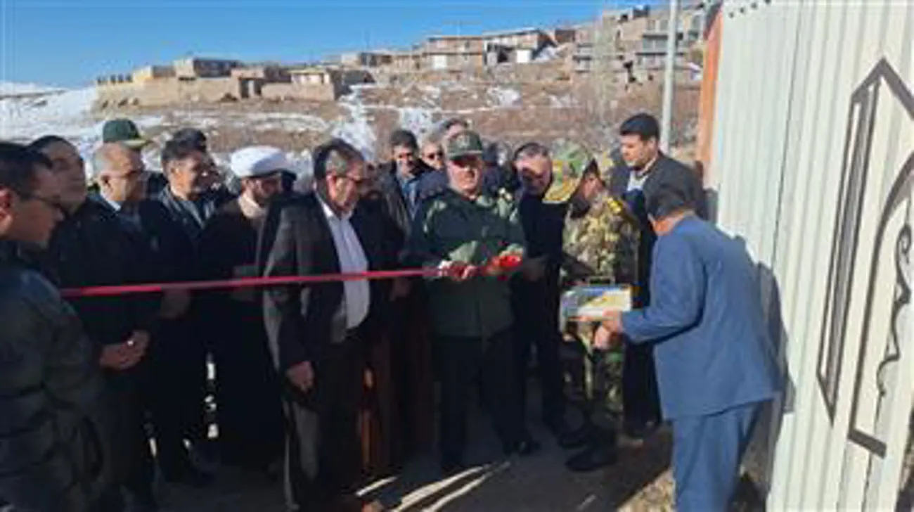 بمناسبت دهه مبارکه فجر دیوارکشی محوطه مرکز خدمات جامع سلامت روستایی هرگلان  شهرستان عجب شیر به بهره برداری رسید
