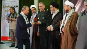 تجلیل از رئیس دانشگاه در همایش تجلیل از خادمان شهد