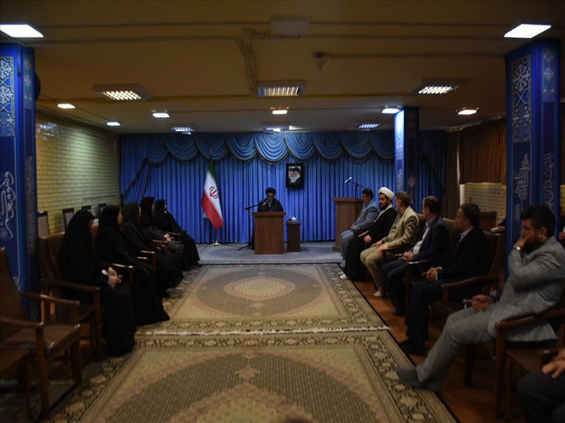 دیدار رئیس دانشگاه و جمعی از پرستاران با حاج آقای آل هاشم