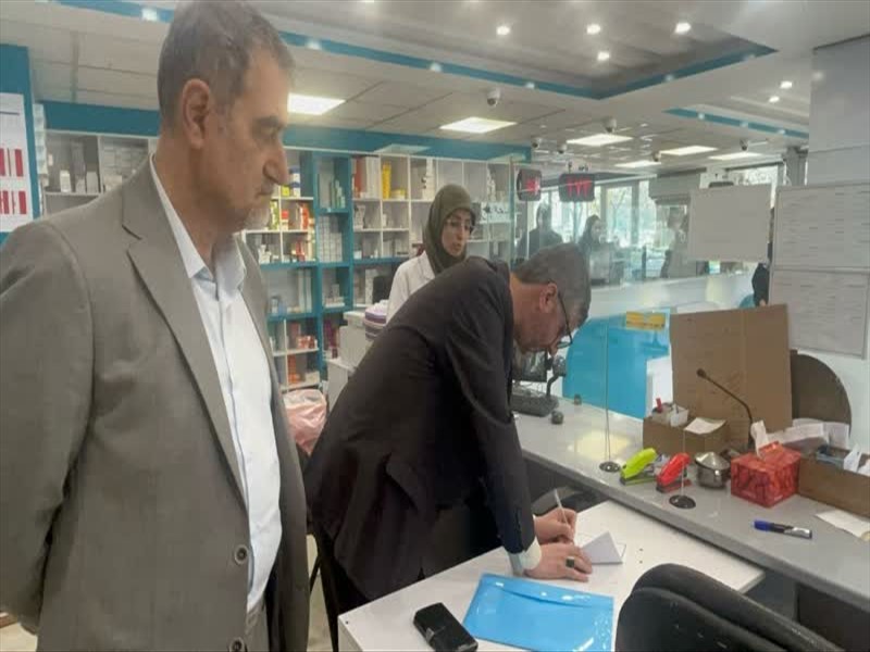 بازدید معاون غذا و دارو دانشگاه علوم پزشکی تبریز از داروخانه های فعال در ایام تعطیلات نوروزی