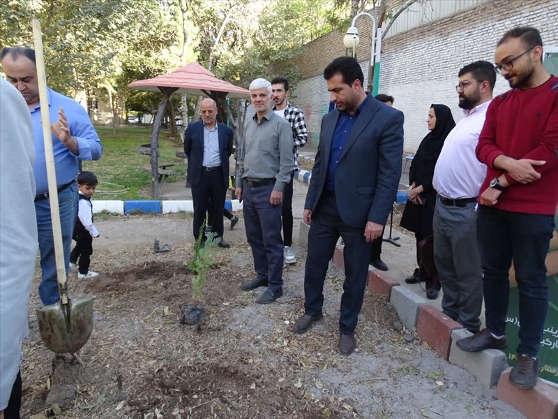 همزمان با روز پرستار، یاد شهدای سلامت با کاشت ۲۰ اصله نهال زنده نگه داشته شد