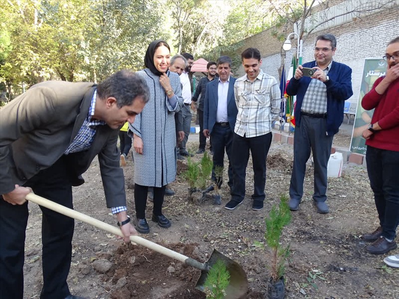 همزمان با روز پرستار، یاد شهدای سلامت با کاشت ۲۰ اصله نهال زنده نگه داشته شد