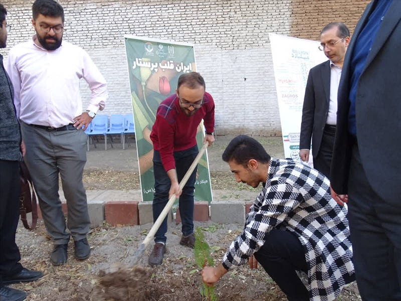 همزمان با روز پرستار، یاد شهدای سلامت با کاشت ۲۰ اصله نهال زنده نگه داشته شد