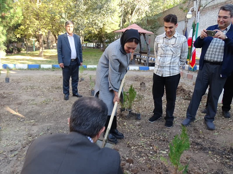همزمان با روز پرستار، یاد شهدای سلامت با کاشت ۲۰ اصله نهال زنده نگه داشته شد