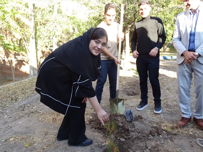 همزمان با روز پرستار، یاد شهدای سلامت با کاشت ۲۰ اصله نهال زنده نگه داشته شد