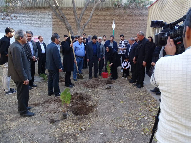 همزمان با روز پرستار، یاد شهدای سلامت با کاشت ۲۰ اصله نهال زنده نگه داشته شد