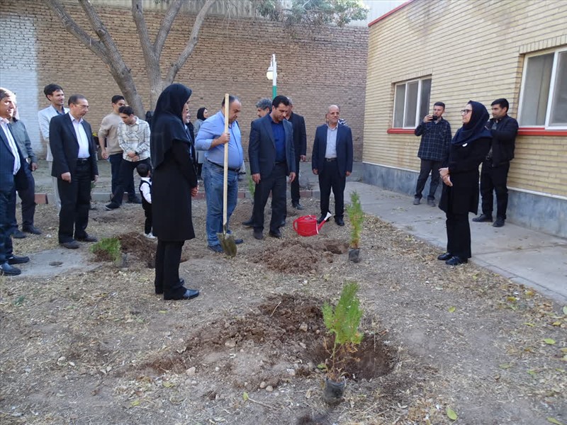 همزمان با روز پرستار، یاد شهدای سلامت با کاشت ۲۰ اصله نهال زنده نگه داشته شد