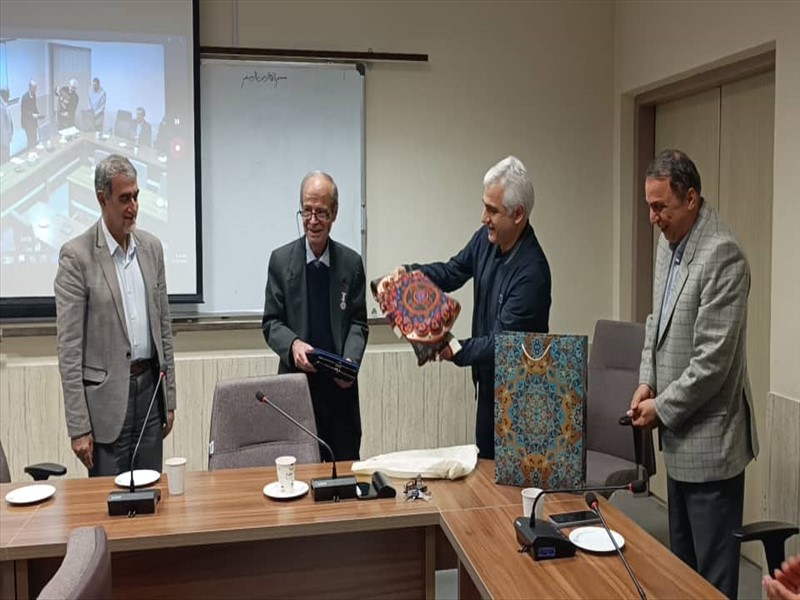 اهدای نشان مفاخرداروسازی ایران به پروفسور برزگر جلالی