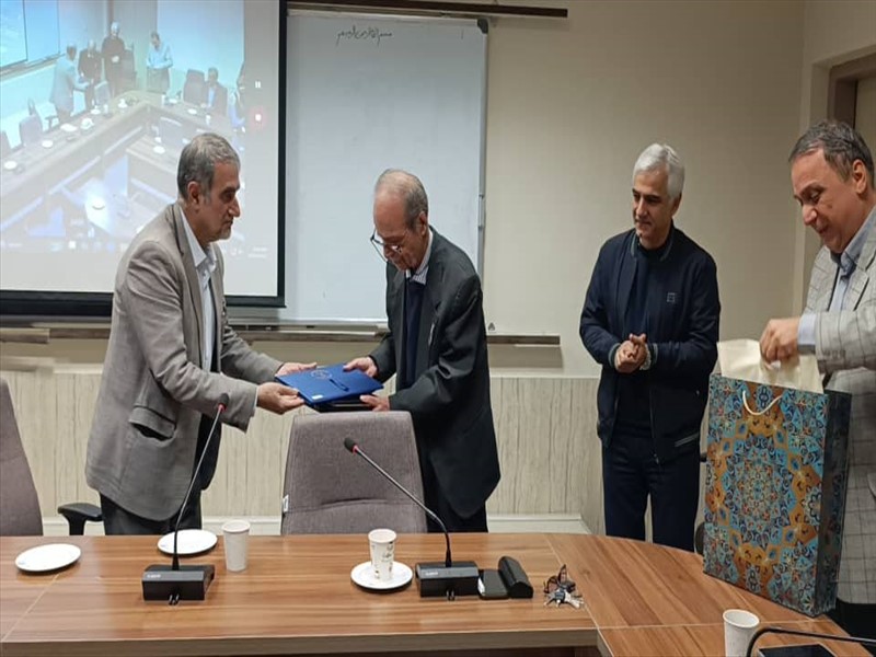 اهدای نشان مفاخرداروسازی ایران به پروفسور برزگر جلالی