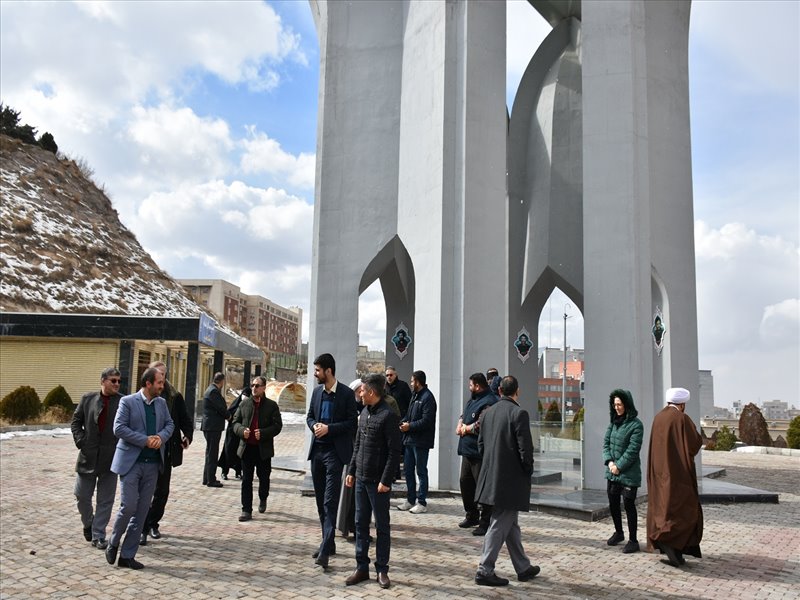 گزارش تصویری تجدید میثاق رئیس دانشگاه علوم پزشکی تبریز با شهدای گمنام دفاع مقدس