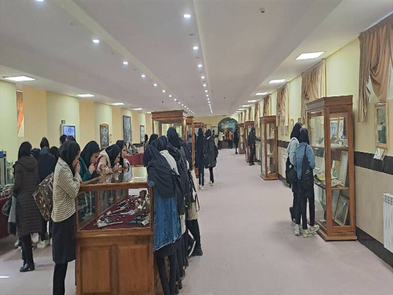 بازدید دانش اموزان از موزه دانشگاه