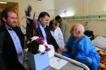 عیادت رئیس دانشگاه علوم پزشکی تبریز از محمد پاشایی پدر بزرگوار شهیدان پاشایی
