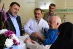 عیادت رئیس دانشگاه علوم پزشکی تبریز از محمد پاشایی پدر بزرگوار شهیدان پاشایی