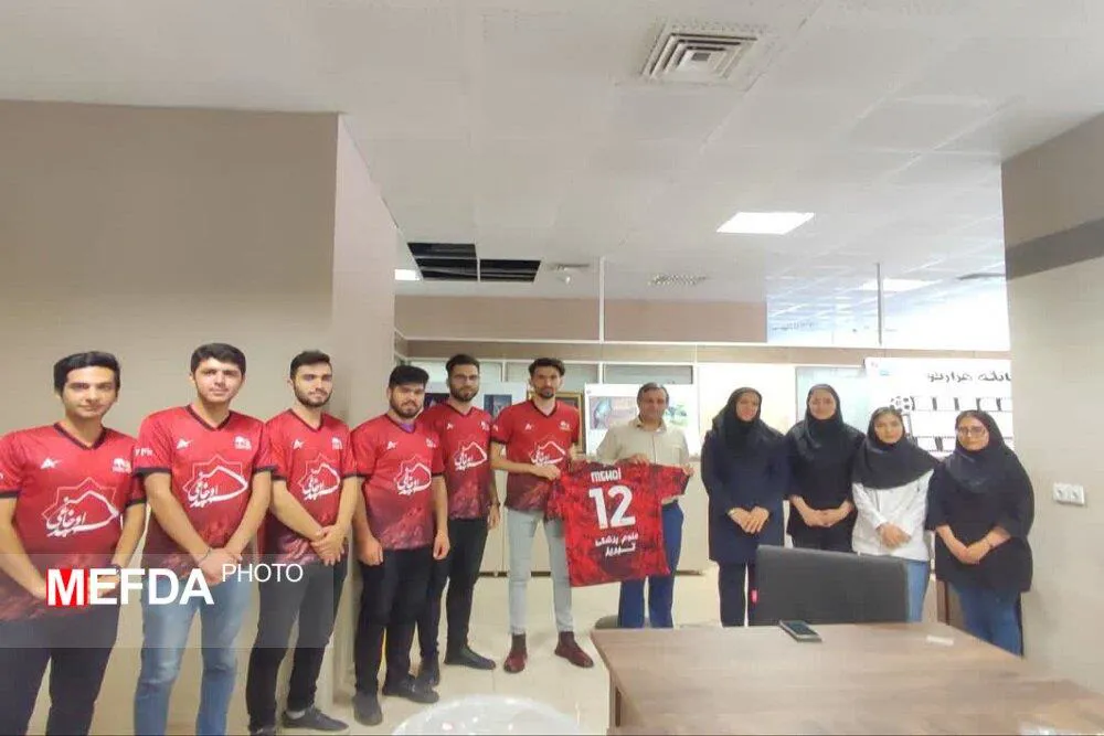 رونمایی از لباس هوادارن تیم تراکتور آذربایجان شرقی در دانشگاه علوم پزشکی تبریز