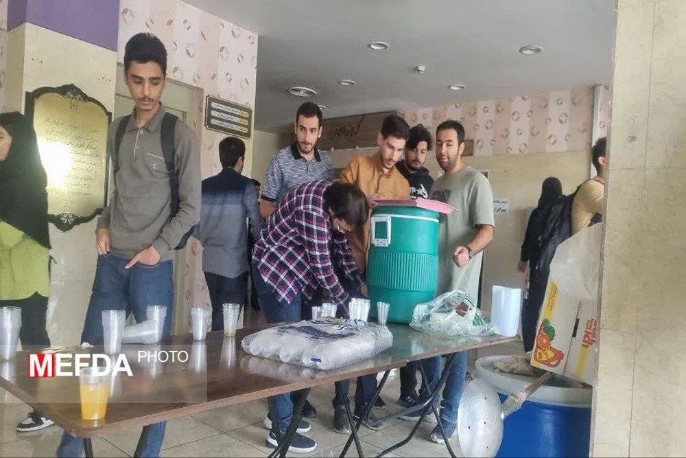 برپایی ایستگاه صلواتی به مناسبت هفته وحدت، میلاد با سعادت حضرت رسول (ص) و امام صادق (ع)در دانشگاه علوم پزشکی تبریز + تصاویر