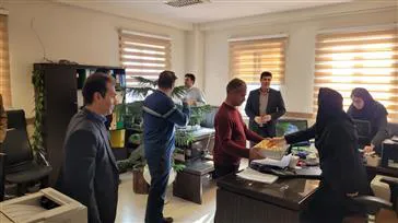 بمناسبت  سالروز ولادت حضرت زهرا سلام الله علیها و  گرامیداشت روز  زن وروز مادر با حضور مدیرشبکه بهداشت ودرمان ، معاون بهداشتی وجمعی از همکاران از همکاران ستاد شبکه به نمایندگی از تمامی همکاران خانم با حضور در محل کار تبریک گفته شد واز زحمات همکاران خانم تجلیل بعمل آمد.