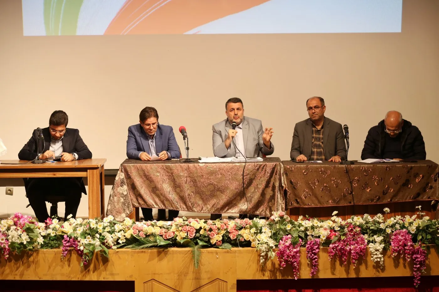 نشست مسئولین دانشگاه با دانشجویان 