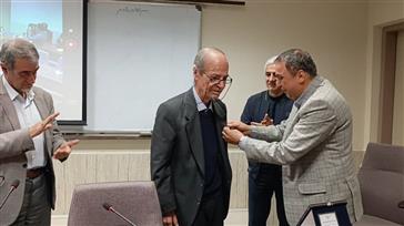 دریافت نشان سال مفاخر داروسازی ایران توسط پروفسور محمد برزگر جلالی